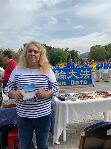 '图11:这位中年希腊女士感受到天国乐团演奏散发出的强大能量'