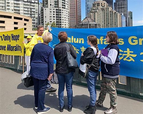 '图1~4:二零一九十月十二日,来自澳洲各地的法轮功学员在墨尔本市中心王子桥(Princess Bridge)两侧筑起“勇气长城”,民众驻足了解真相。'