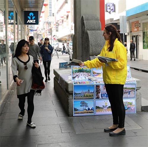 '图6:法轮功学员在墨尔本唐人街设立法轮功真相信息台。'