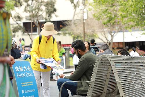 '图7:法轮功学员在州立图书馆前的广场设立法轮大法信息台。'