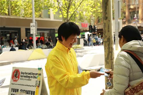 '图8:法轮功学员在步行街(Swanston Street)设立法轮大法信息台。'