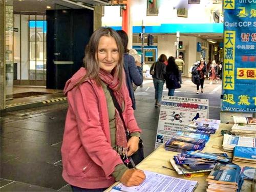 '图13:游客黛比(Debby)签名希望立即停止迫害。'