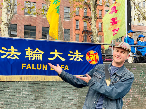 '图7:来自立陶宛的维陶塔斯·安布罗斯(Vytautas Ambrazas)表示很高兴看到法轮大法出现在这里。'