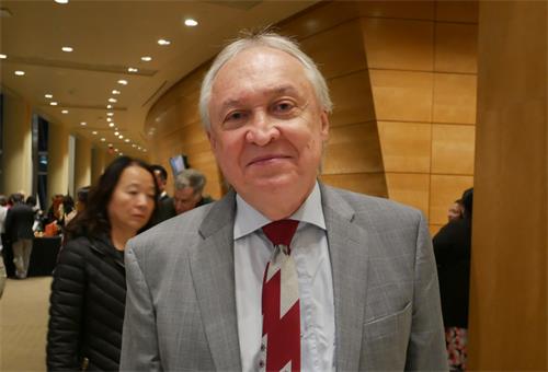 图7:音乐家阿图尔·阿克萨诺夫(Artur Aksenov)在斯特拉斯莫尔音乐中心(Music Center at Strathmore)观赏神韵交响乐,为之深深陶醉。