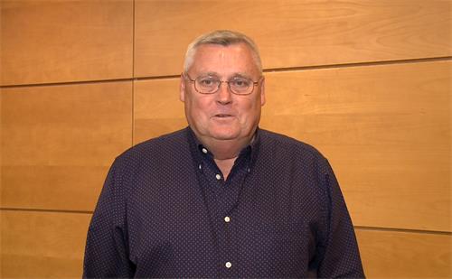 图9:美国海军陆战队远程教育学院教务主任约翰·海姆莱本(John Hemleben)先生欣赏了神韵交响乐团在斯特拉斯莫尔音乐中心的演出后,赞叹不已。