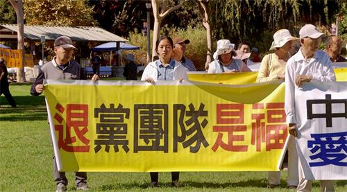 '图2~5:集体炼功结束后,法轮功学员来到交通要道——山谷大道(Valley Blvd),筑起真相长城。'