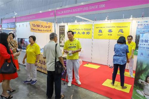 '图4:有的民众还现场学功。'