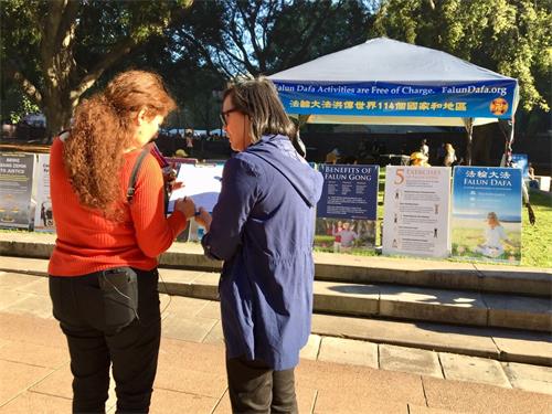 '图2~4:民众签署请愿书支持法轮功反迫害'