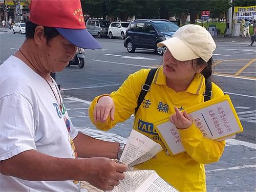'图3:法轮功学员向路人讲述真相'