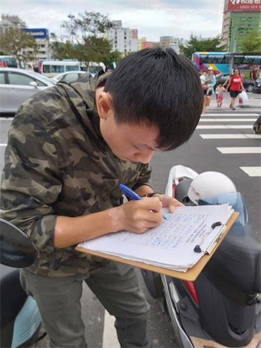'图5:民众签署请愿书支持法轮功学员反迫害'