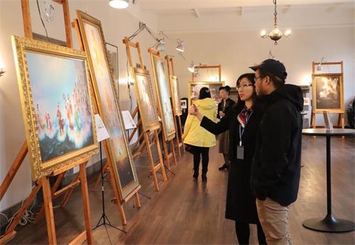 '图1~5:二零一九年十月十六、十七日,“真善忍国际美展”在加拿大多伦多大学进行了为期两天的展览,吸引了很多这座知名学府的学生和其他游客前来观看。'