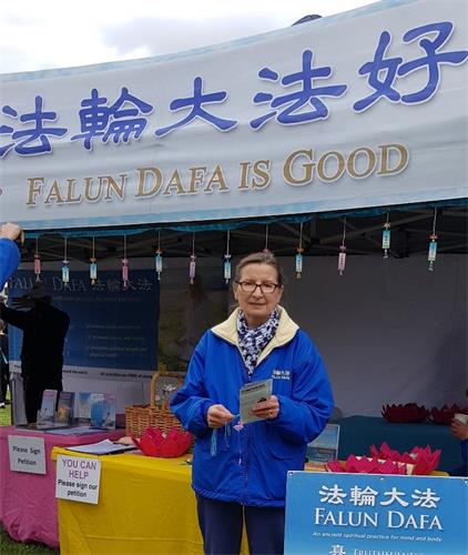 '图4:法轮功学员芭芭拉表示,当地不少民众在找寻能够获得身心升华的方法,也有很多民众还不太了解法轮功反迫害的真相,和学员们一起参加社区节庆传播福音,很开心能利用这个好机会和民众分享自己修炼后的体会。'