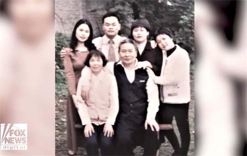 '图4:江莉的父亲江锡清(前排右)被强摘器官而死'