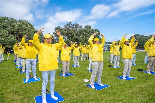 '图1~3:部份法轮功学员在使命湾炼功,场面祥和。'
