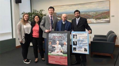 '图1:维吉尼亚大学法学院教授尼尔森·莱昂(右一)、人权律师大卫·麦塔斯(右二)、维吉尼亚大学医学教授、法轮功学员李旭东医生(中)与筹办讲座的法学院学生合影。'