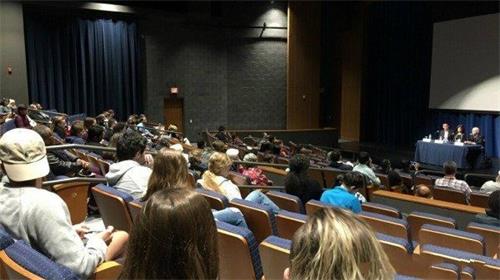 '图2:首场放映会在维吉尼亚卫斯理大学举办'