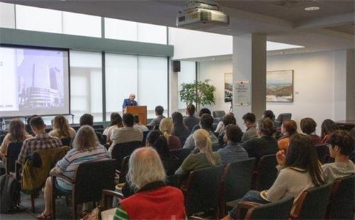 '图3:最后一场放映会在美国维吉尼亚大学医学院举行'