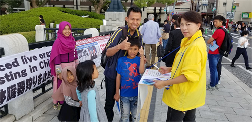 '图9:听真相之后的游客联署支持法轮功和平反迫害。'