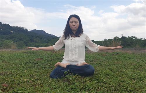 '图:郑予慈在炼功时感受到强大的能量在手中流转。'