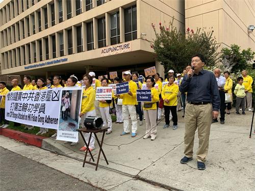 '图2:洛杉矶法轮大法修炼团体发言人吴英年在集会上发言。'