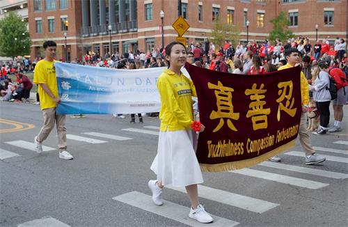 '图1~2:二零一九年十月四日,俄亥俄州立大学举行了一年一度的返校日游行(Homecoming parade),该大学的法轮大法学生社团也是游行队伍中的一员,向师生和家长介绍法轮功。'