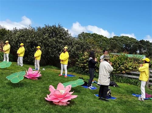 '图2~3:植物园里来学法轮功的人们络绎不绝。'