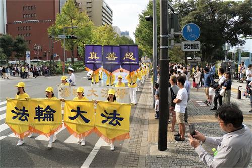 '图1~3:二零一九年十月六日,日本法轮功学员在横滨繁华区举办反迫害大游行。'