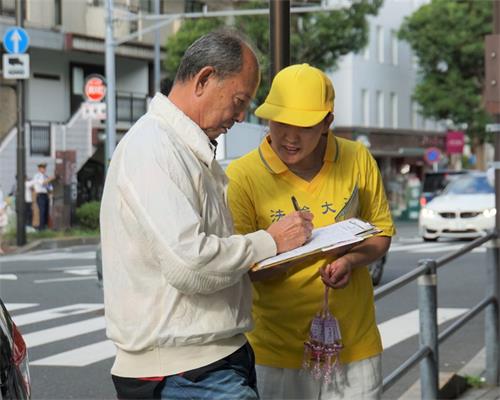 '图4~5:法轮功学员向民众讲真相,并征集反迫害签名。'