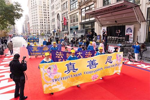 '图1~4:二零一九年十一月十一日,法轮功学员的游行队参加第一百届纽约老兵节游行上。'