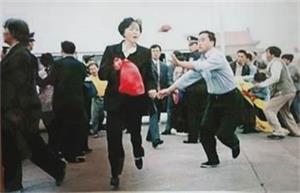'陈春美女士二零零零年九日三十日在天安门广场高喊“法轮大法好!”被四个便衣警察追击的现场照片'