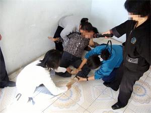 '酷刑演示:暴打'