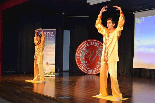 '图2:法轮功学员在教功'