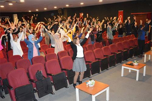 '图3~4:学生和老师在学功'