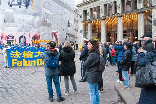 '图4~8:游行队伍经过维也纳内城区多个旅游景点'