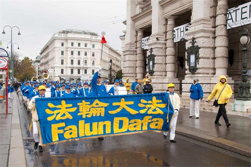 '图11:天国乐团在第二天再度环绕内城区演奏'