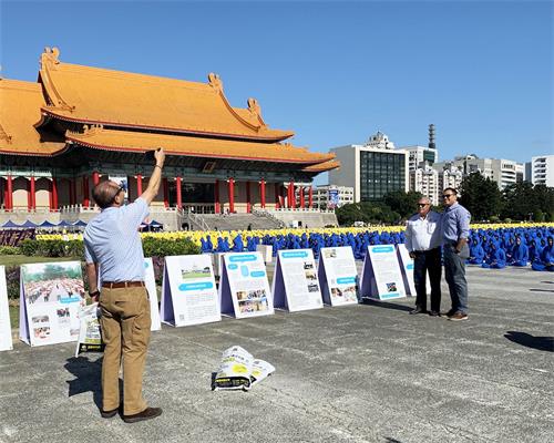 '图5~6:许多外国旅客拿出相机,拍摄排字和炼功的盛况。'