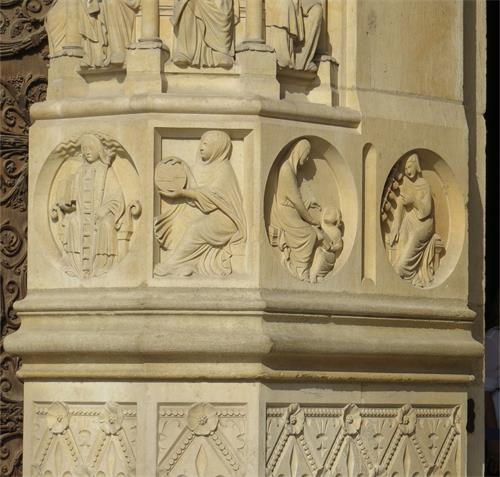 图例:巴黎圣母院(Cathédrale Notre-Dame de Paris)右侧门像柱浮雕装饰,从左到右表现的主题依次是哲学、天文学、语法学和音乐。