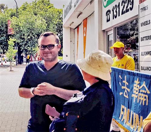 '图6:韦德(Wade)很高兴法轮功学员在澳洲可以自由参加社区活动,分享修炼的快乐。'