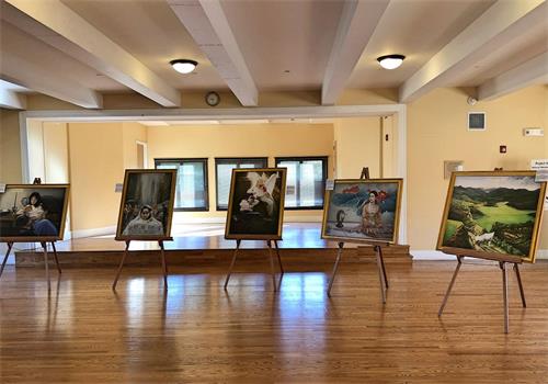 '图2:二零一九年十一月二十二日,“真善忍美展”在斯坦福大学的老联合会所(Old Union Clubhouse)展出。'