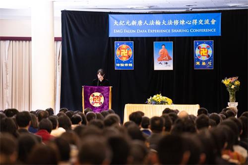 '图2:新唐人记者婷婷在2019年大纪元新唐人法轮大法修炼心得交流会上发言。'
