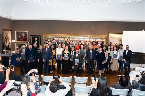 '图2:2019年第五届新唐人“全世界人物写实油画大赛”主办方、嘉宾和部份获奖选手合影。'