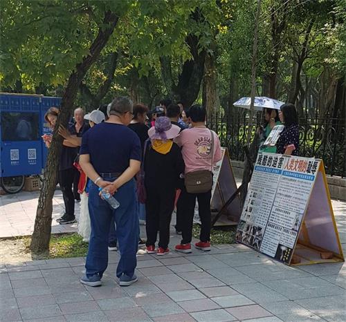 '图1~2:台湾国父纪念馆园区内,法轮功真相展板吸引游客阅读。'