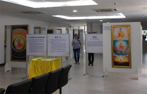 '图1:真善忍美展在巴西的巴伊亚(Bahia)州联邦法院入口大厅举办'