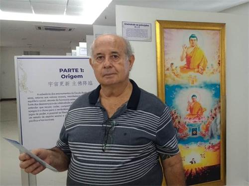 '图3:皆欧瓦(Jeova)先生参观真善忍美展感受到心灵被触动'