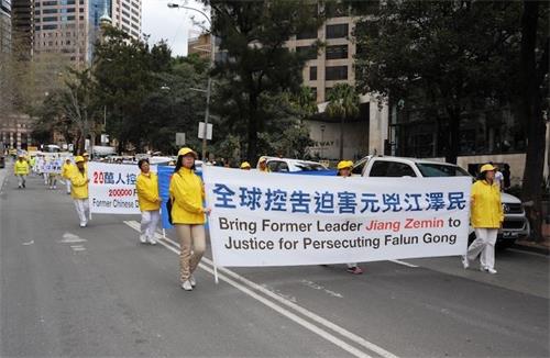 '图1~2:多年来,在全澳各地举行的游行等反迫害活动中,要求“法办江泽民”是法轮功学员的主要诉求之一。图为二零一八年九月七日在悉尼市中心举行的大游行中,学员展示“法办江泽民”和“全球控告迫害元凶江泽民”的横幅。'