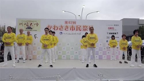 '图1:法轮功学员的功法演示'