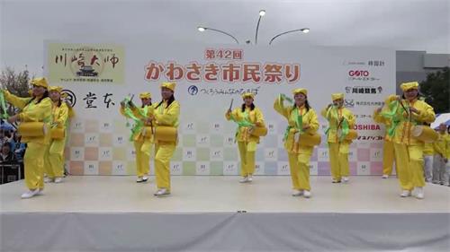 '图2:法轮功学员的腰鼓表演'