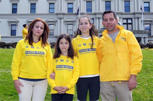 '图2:比尔·托多里(Bill Thodori)与妻子和两个女儿都修炼法轮功,一家四口幸福美满。'