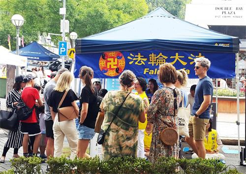 '图1:法轮功学员在悉尼双湾街节上展示法轮大法美好和讲真相'