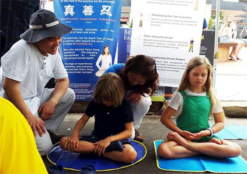 '图6~7:民众喜欢并学炼法轮功'